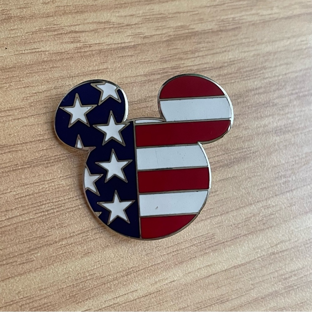 Disney Mickey Mouse American Flag Patriotic Trading Collectible Pin